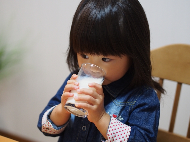 子ども牛乳飲む