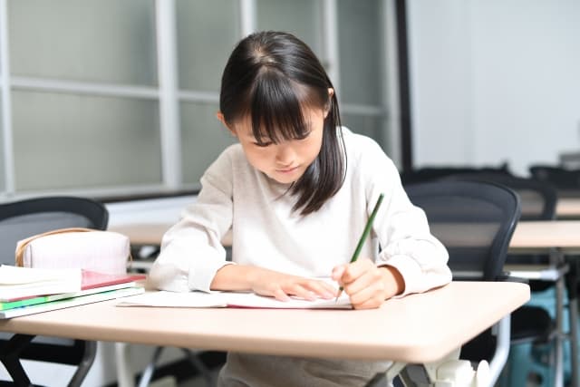 勉強する子