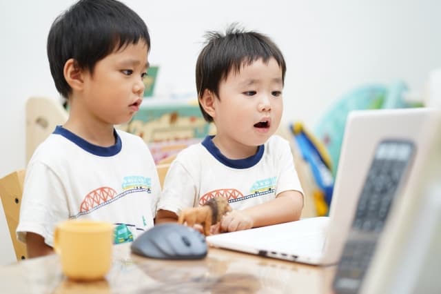 パソコンをみる子ども