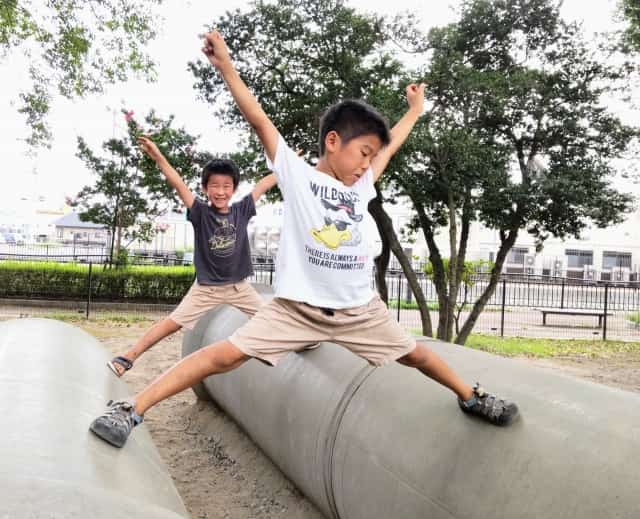 元気に遊ぶ子ども